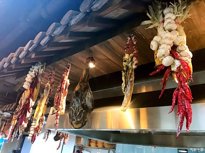 悬挂在屋檐的腊肉,火腿,好馋人