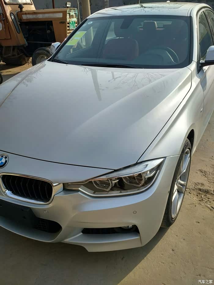 冰河银,颜色超亮,我就去冰河银,还选装了珊瑚红真皮,唯一的遗憾是没