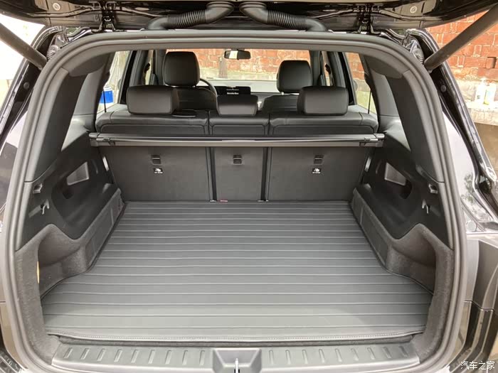 后备箱比我的卡宴都大