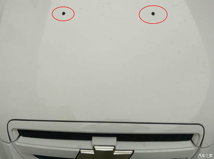 一直想问的,老乐发动机盖子上,这2个小黑点,是干什么用的?