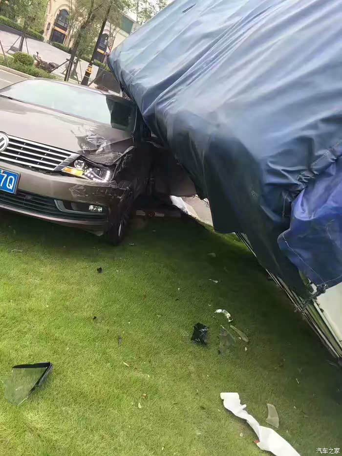 大众cc离奇的车祸,货车应该是空车吧?