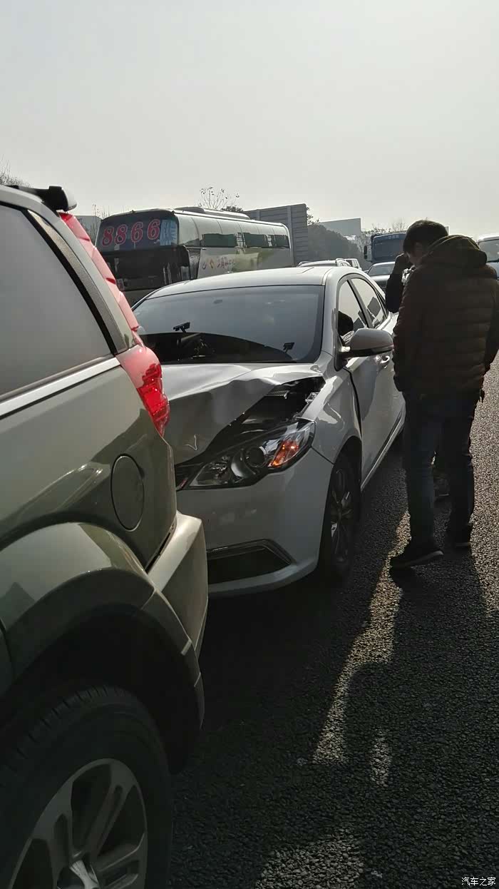 2016最后一天高速上被追尾,上坛子求个安慰,保持车距