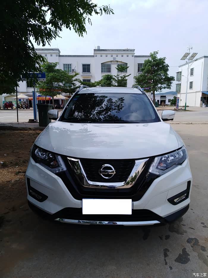 坐标海南日产17款新奇骏舒适版珍珠白色2017年05月份提车