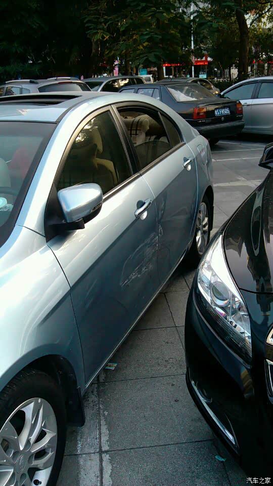 停车场被无良面包车给蹭了
