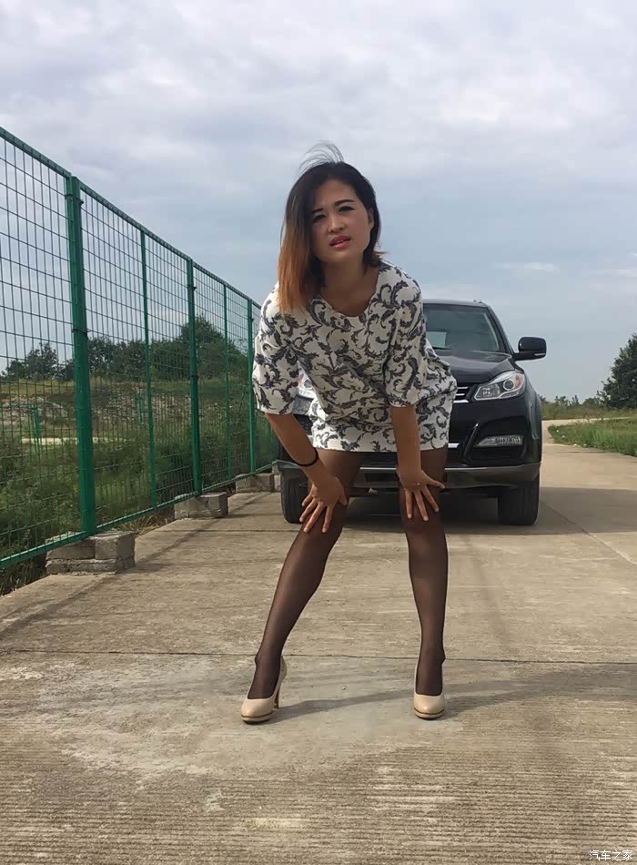 性感中透着清新,辣妈助力霸气驭胜