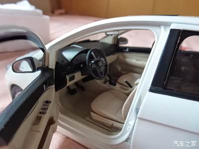 北汽e150模型,这个模型是白色的,做工不错,后备箱内饰植绒处理,显得很