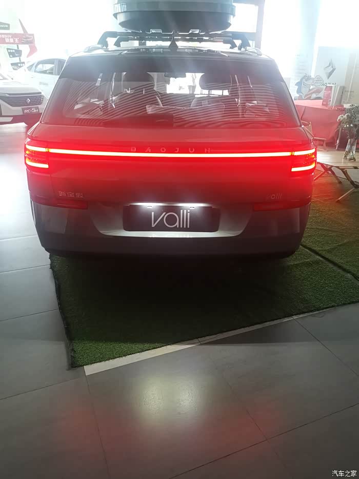 尾部贯穿式尾灯看上去也是科技感满满