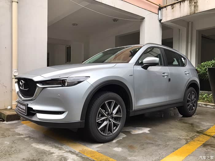 请问cx-5现款有亮银色吗?