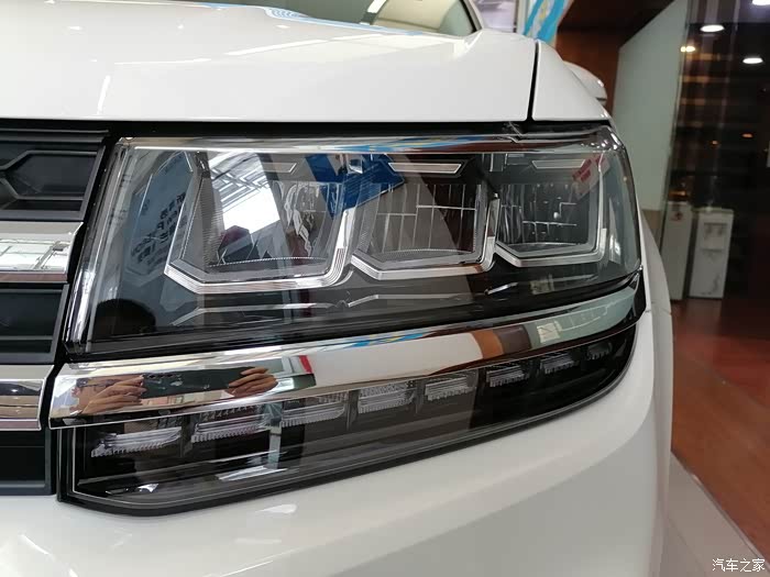 这对 led 大灯看起来有点凶凶的感觉,夜晚照明效果很棒,开近光的时候