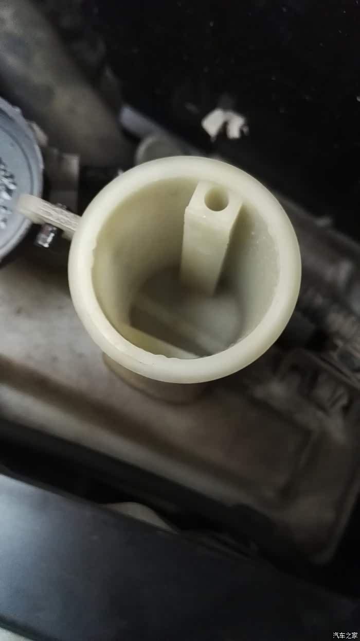 各位大神副水箱看不到液面也不知道最大最小刻度线在哪里