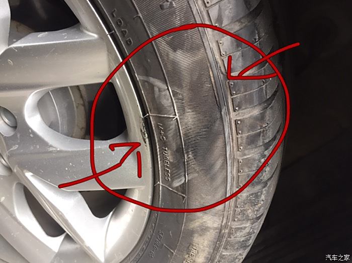 轮胎和路牙石侧面撞击出现裂纹,请教老司机这需要修补吗?
