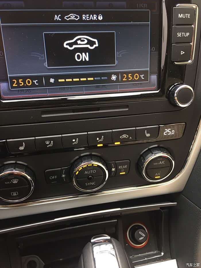 怎么一按车内循环ac灯就亮了