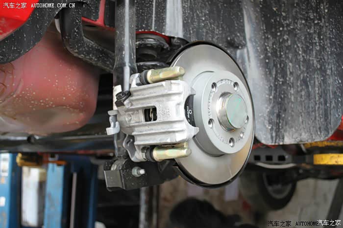自己动手更换后悬架改装奥迪a4后刹车分泵