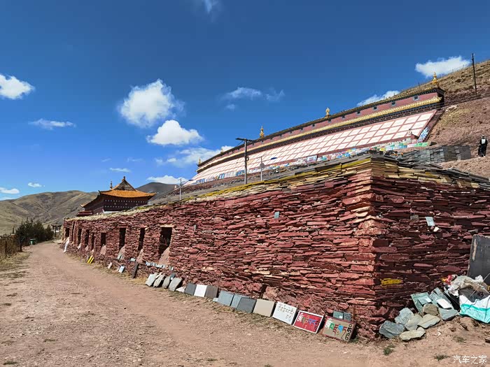 走路到果洛公交公司去取昨晚充电的汉ev,逛占地四百亩的喇日寺
