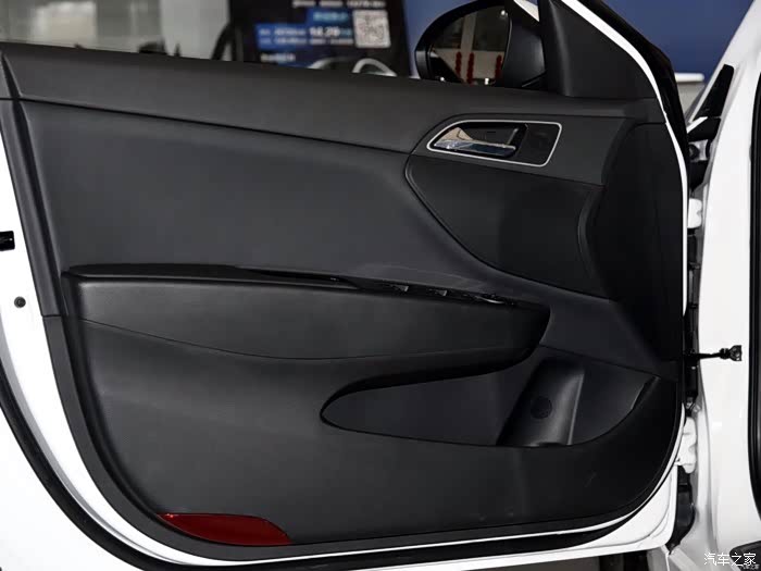 各位大神帮帮忙;问一下大家名图车门下面那个灯是亮的还是不亮啊