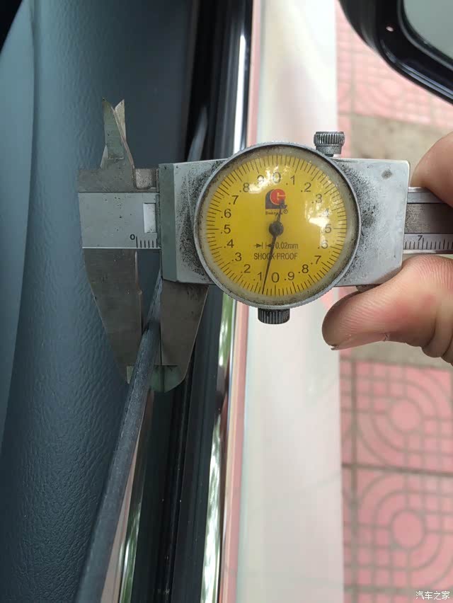 张图前排门玻璃:厚度5毫米厚(1公分等于10毫米)