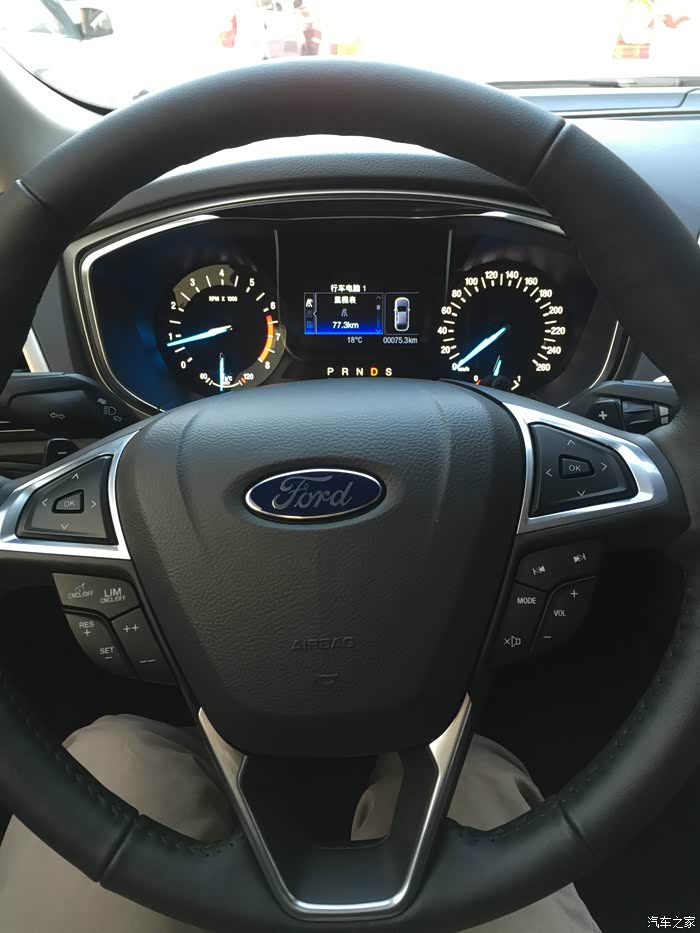 请忽视我的美腿,仪表盘蓝色指针很漂亮.