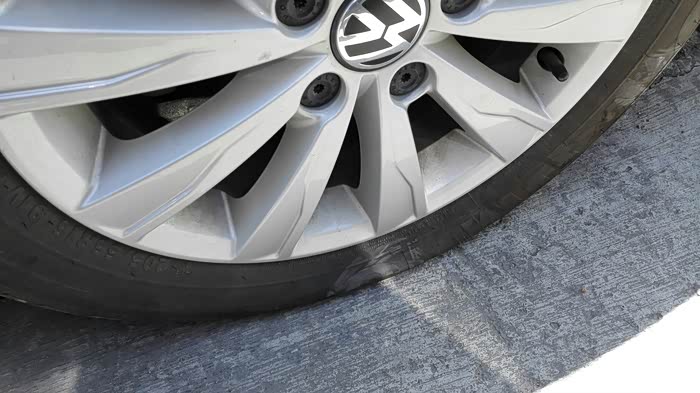 轮胎瘪了.可以这样开去附近汽修店吗?