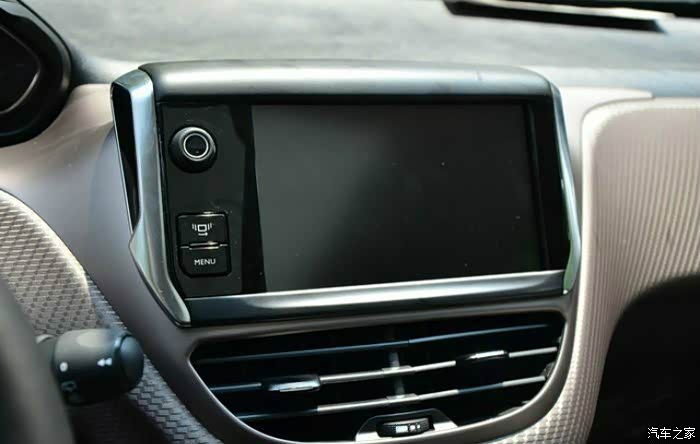 正式迈入有车族携红色小狮前来报到