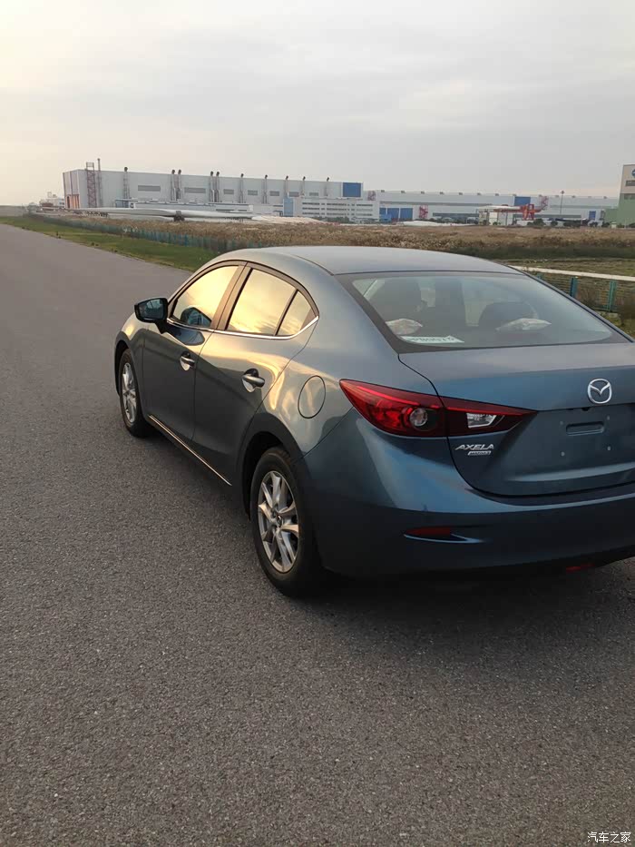 1.5l自动豪华版(星际蓝)提车作业:马自达3 axela昂克赛