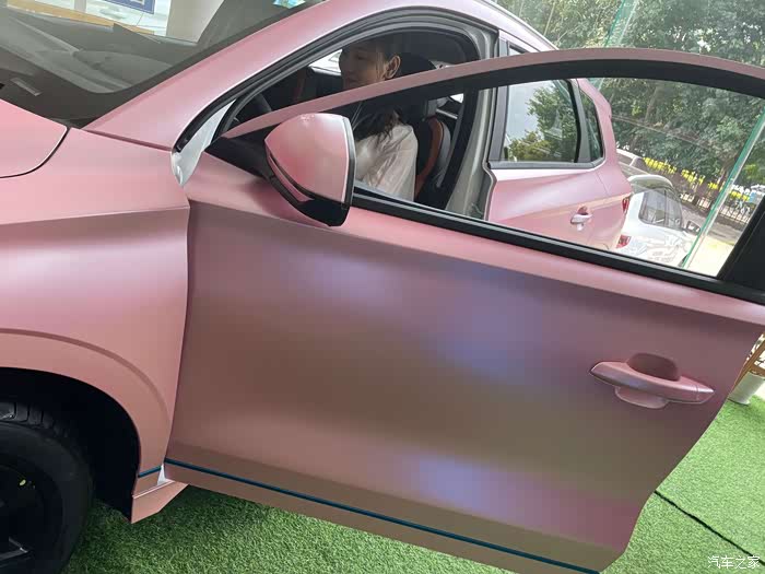 赏e2粉色系列比亚迪忠粉今天看到了粉色的e2