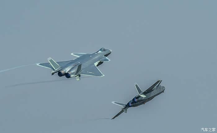 歼20双机飞.注意看尾喷口有红.蓝火焰.