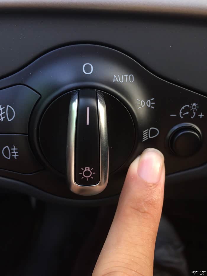 奥迪a4车子远光灯在哪里