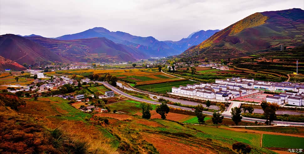 【金秋颂家乡,秋景冶力关】1/73 登上西山路远望冶力关镇,金黄色的