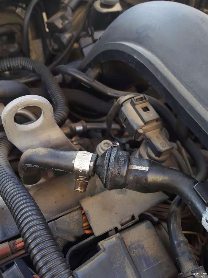 这个单向阀上次小店里换火花塞时一个卡子没装到位,距离高温发动机太