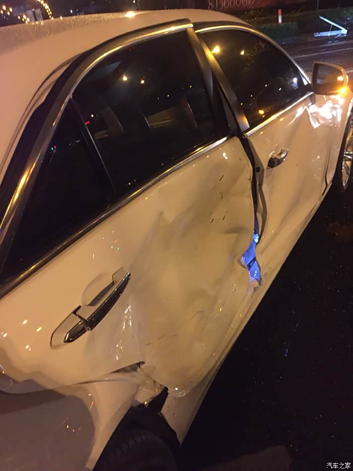 我开到路口被奔驰e300侧面撞击,安吉星瞬间求救,还好人没事,对方车速