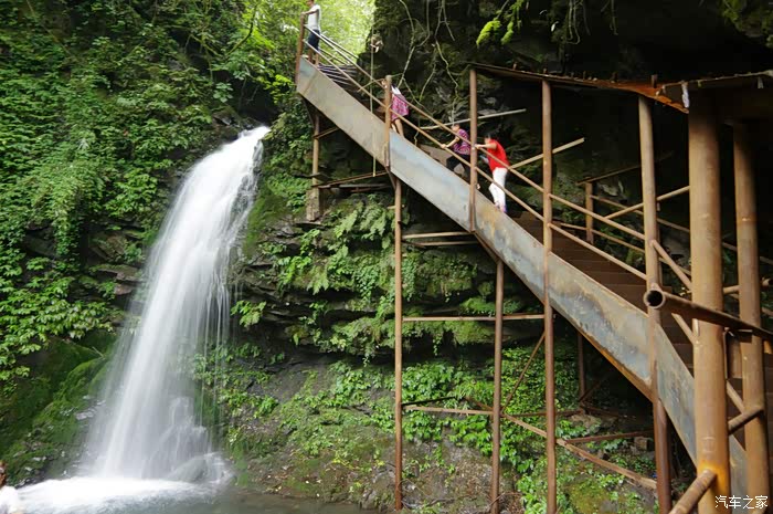 彭州卧龙谷看瀑布
