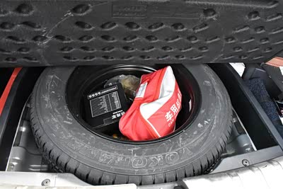 在后备箱的隔板下面有一个全尺寸的备用轮胎,全尺寸的备用轮胎更具