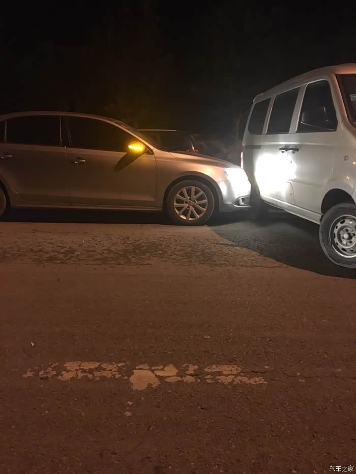 低头玩手机,怒撞五菱宏光