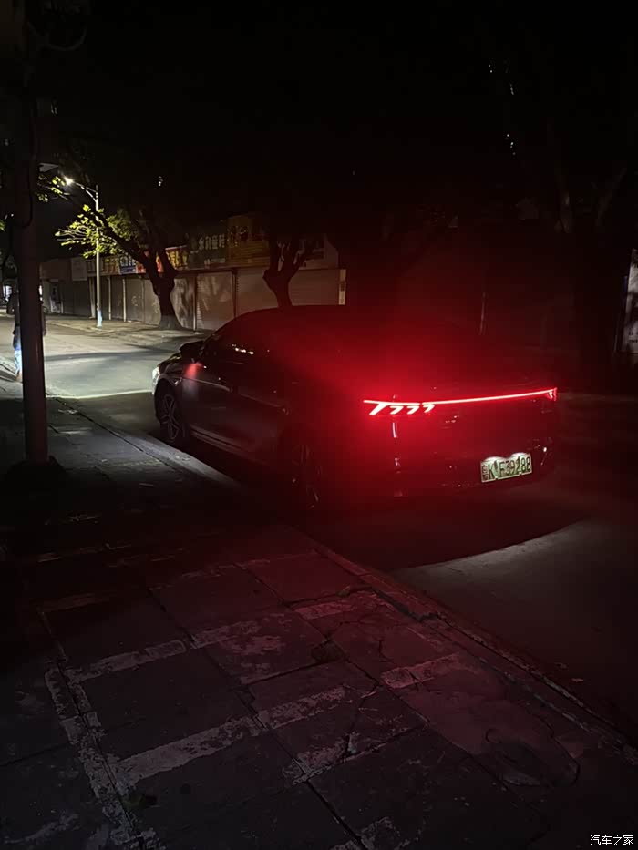 晚上尾灯还是特别好看的