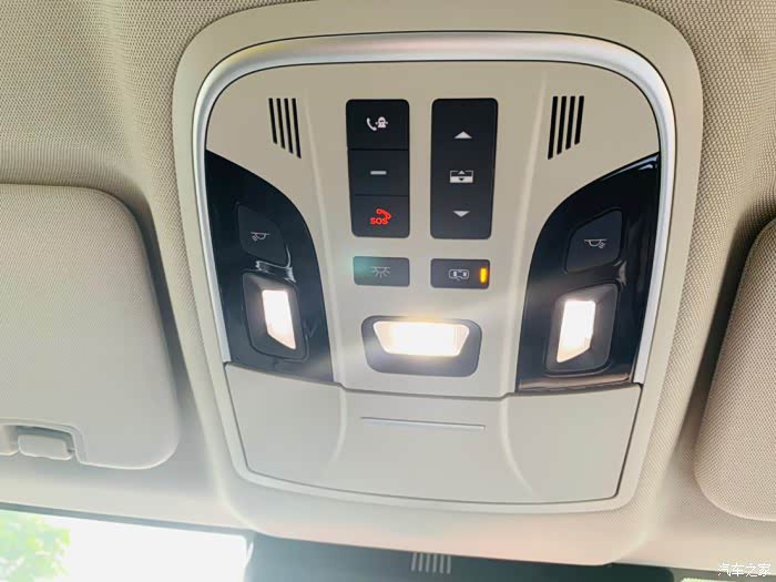 驾驶室的车顶上的按钮主要控制天窗和阅读灯的,还有sos的按钮,很是