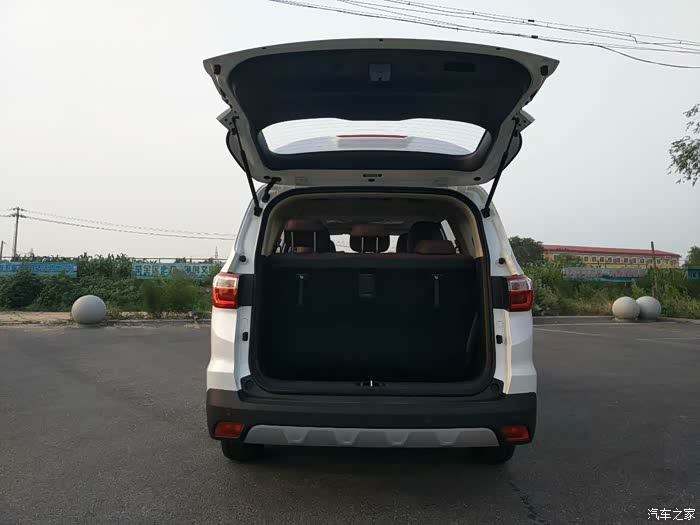 a800配备一键启动和无钥匙进入功能 做为七座车来说,后备箱还是蛮够用