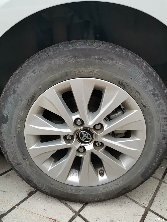 2019款卡罗拉1.2t精英版,今天发现左前轮有条裂缝