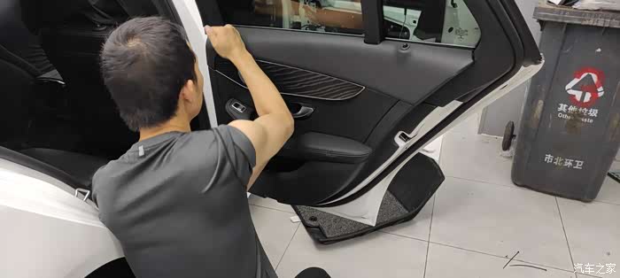 接着就是先拆卸四个门板了 奔驰的门板大部分都是两颗t30螺丝