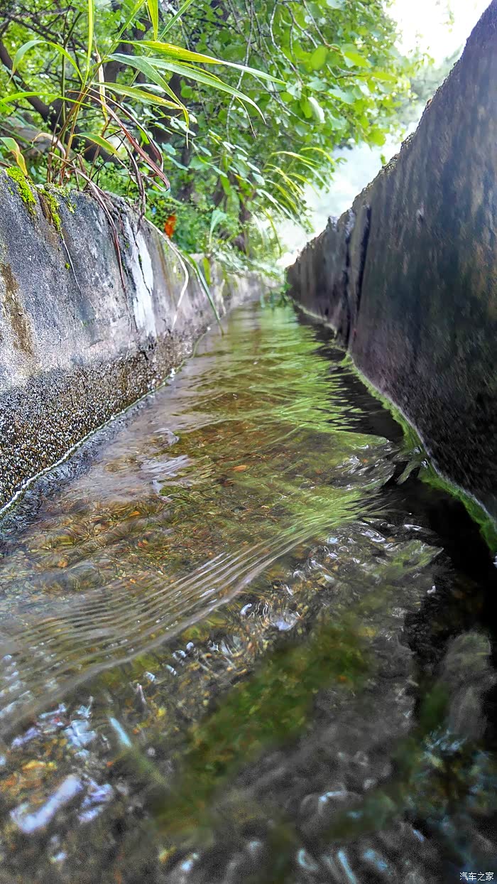 路边上小水渠&nbsp;&nbsp;老多年了依然在使用.