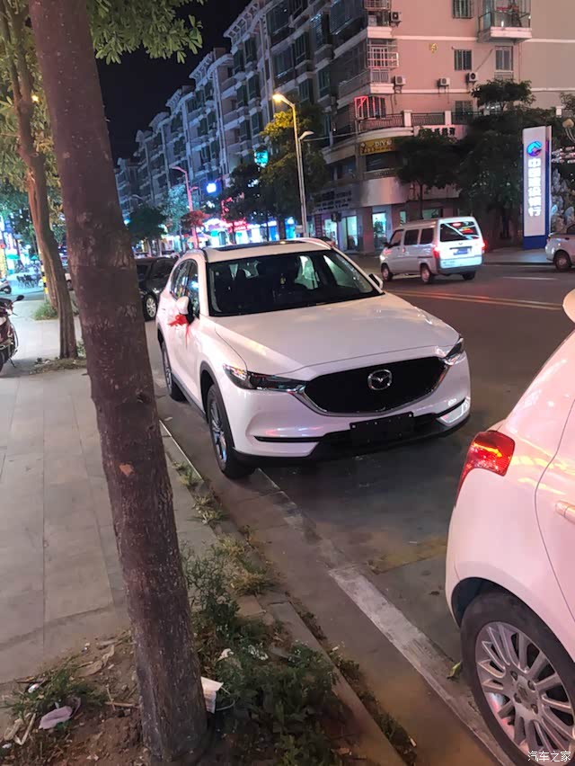 停在路边,开车的路回头率.