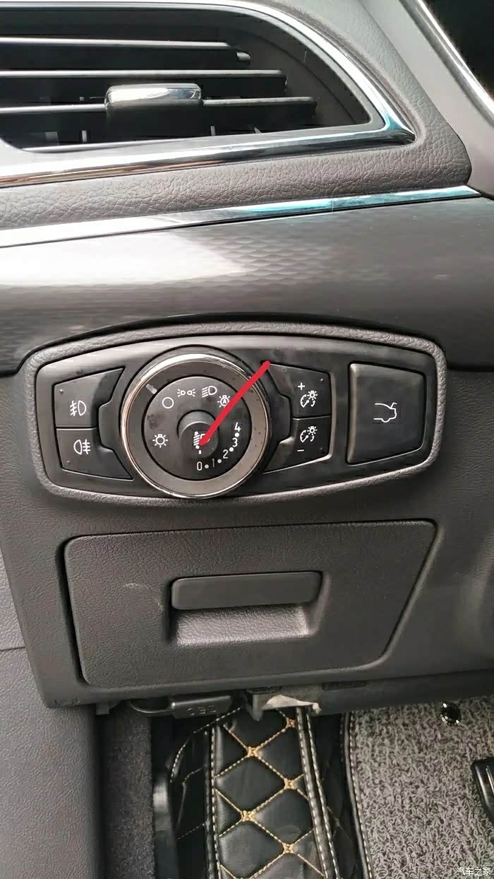 老总些,我想咨询金牛座2.0入门版自动大灯怎么开