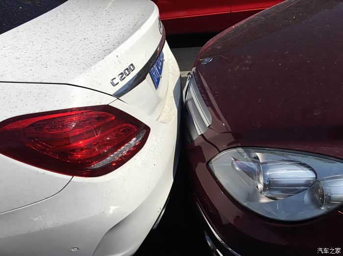 哎,被追尾了,白色车漆还真薄.