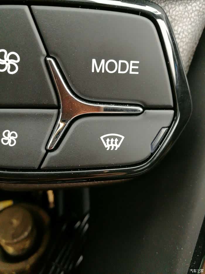 冬天开车,车窗全是雾气,不知怎么回事