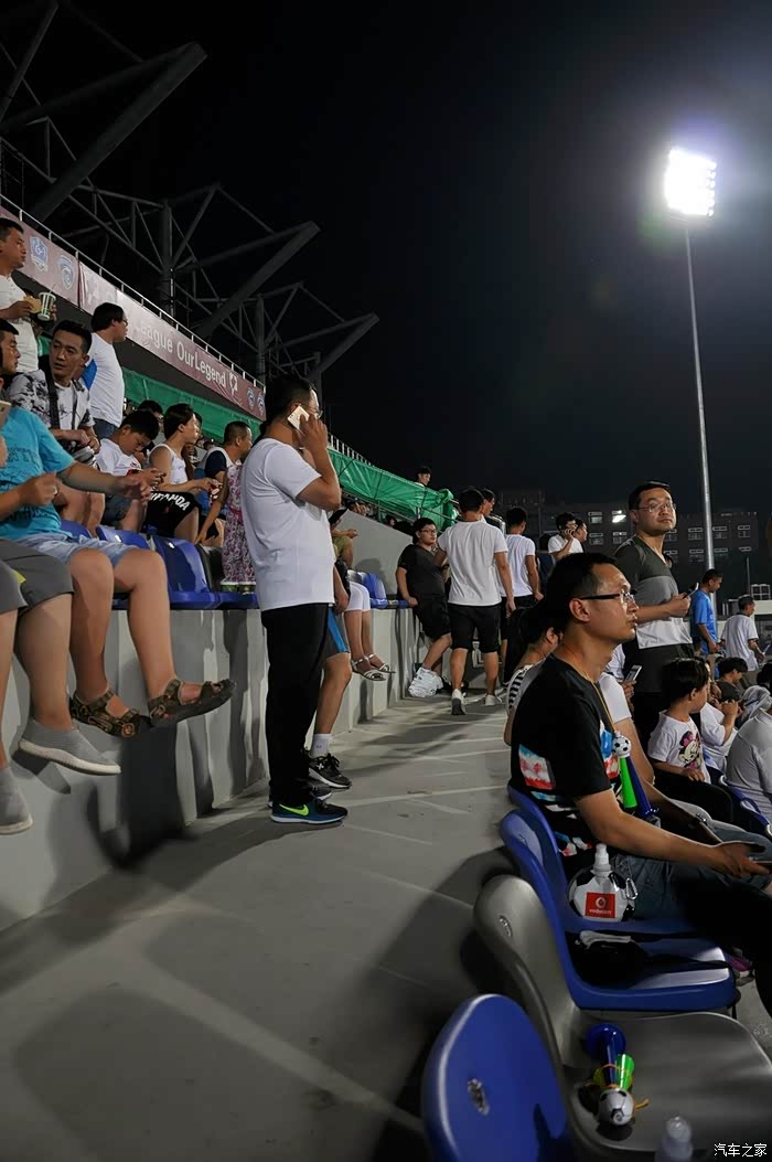 爸爸是超人我陪儿子看球赛