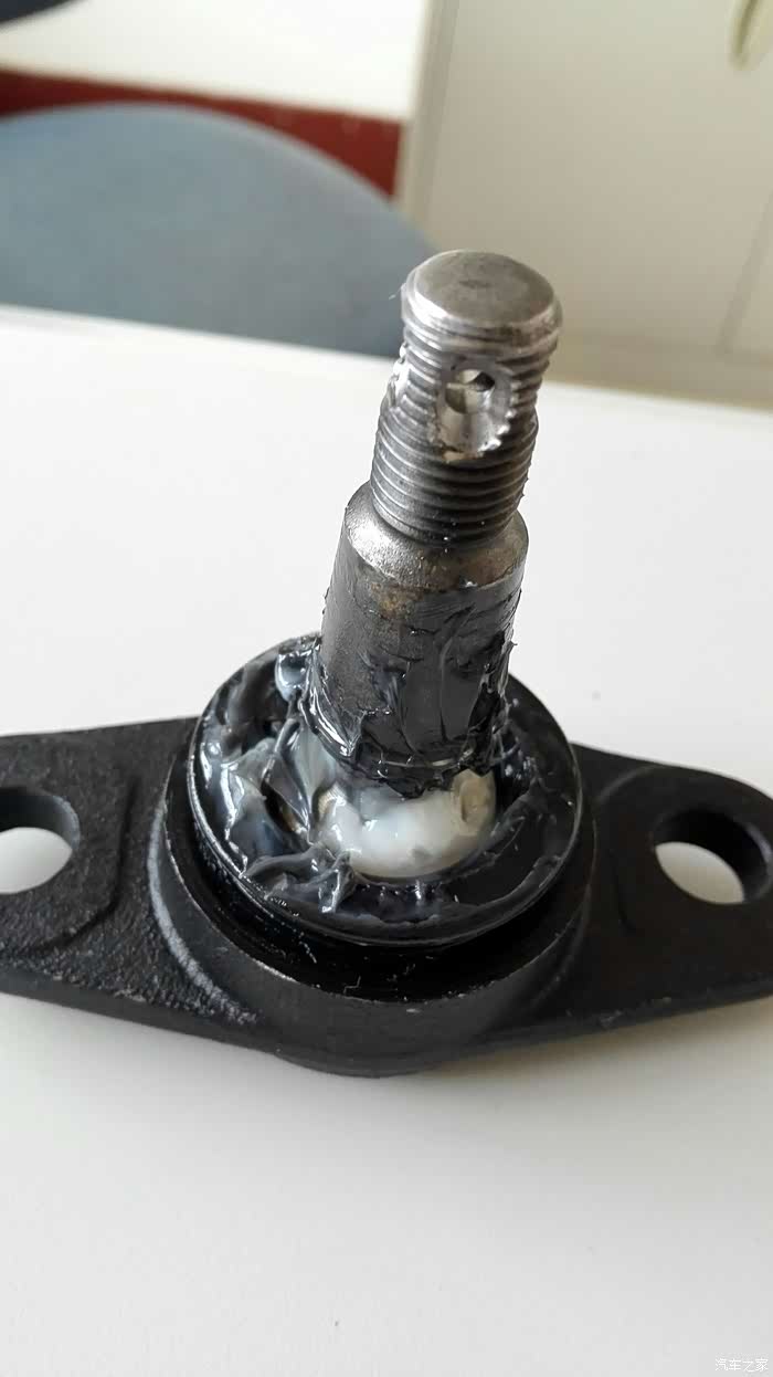 本打算给新球头在注入些,润滑脂,拆解后发现润滑脂饱满