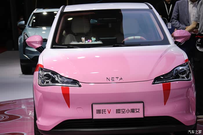 2021上海车展快人一步看新车之哪吒汽车樱空小魔女