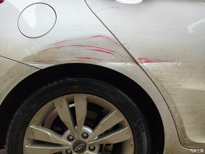 右后侧车门刮伤凹陷