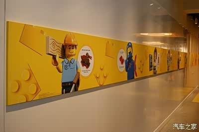 墙上的乐高广告也是卡通可爱到不要不要的,都这么招大人喜欢,何况是小