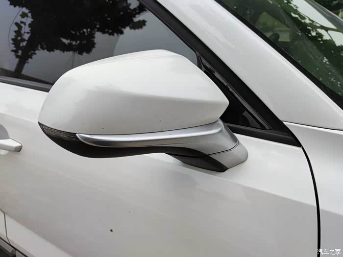 时尚的后视镜采用银色的装饰条,特别的有质感.