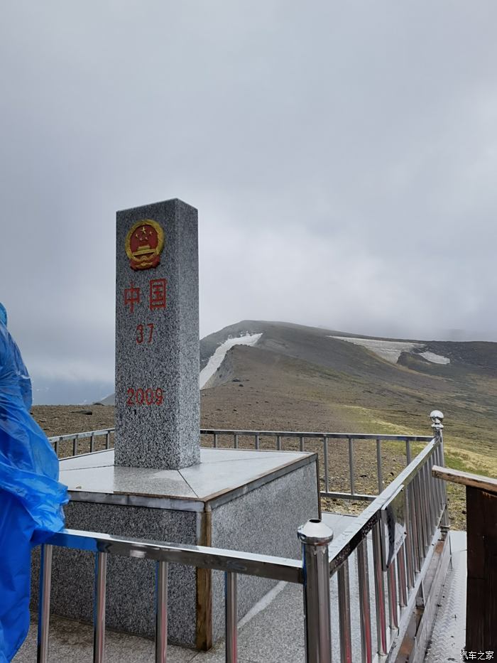 中国与朝鲜边界线,石碑后面就是朝鲜